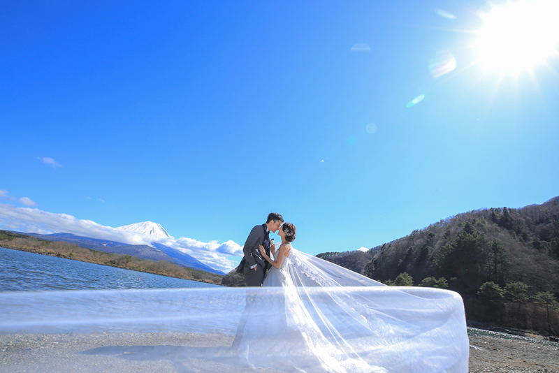 夕日までは青空の中、湖で撮影