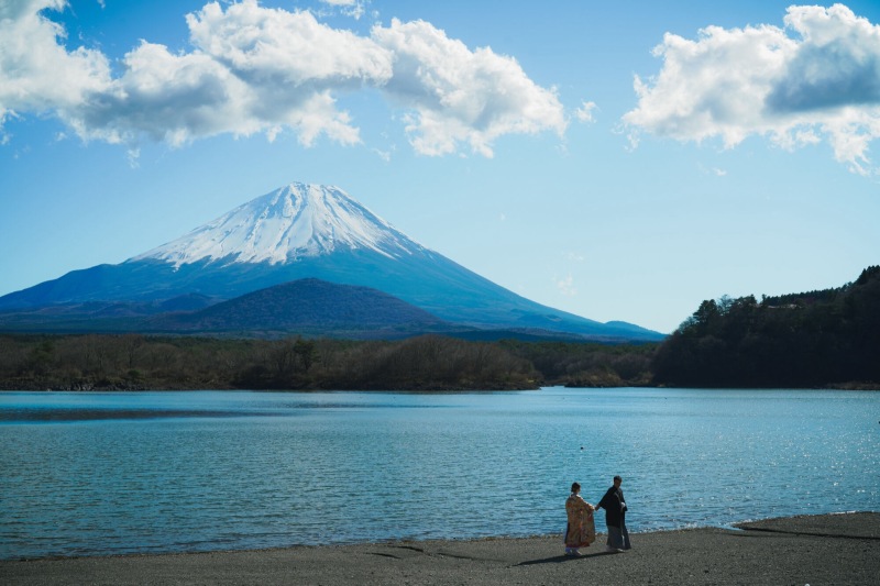 積雪の美しい富士山を背景に