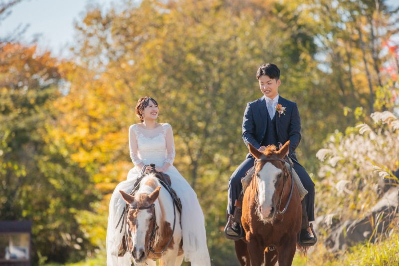 自然にお馬さんに乗って歩くショット