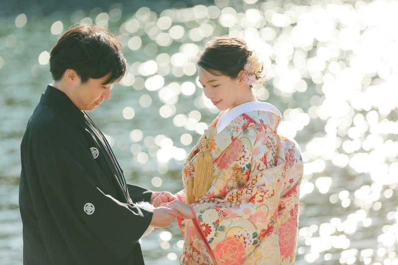 キラキラの湖畔をバックに