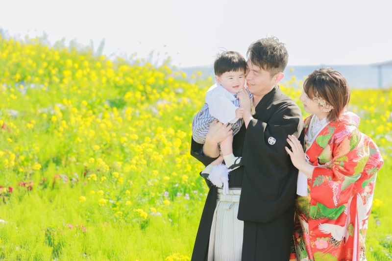 海が見える公園で菜の花畑