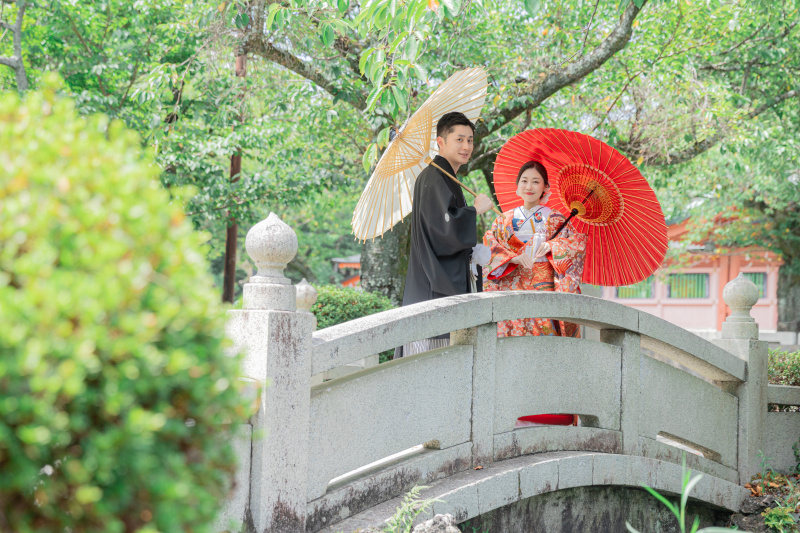 緑の綺麗な神社和装