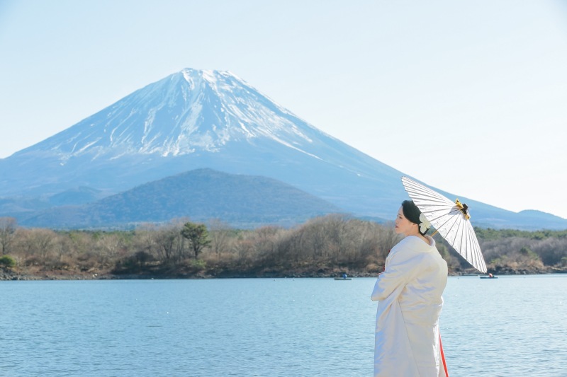 白無垢と富士山のショット。