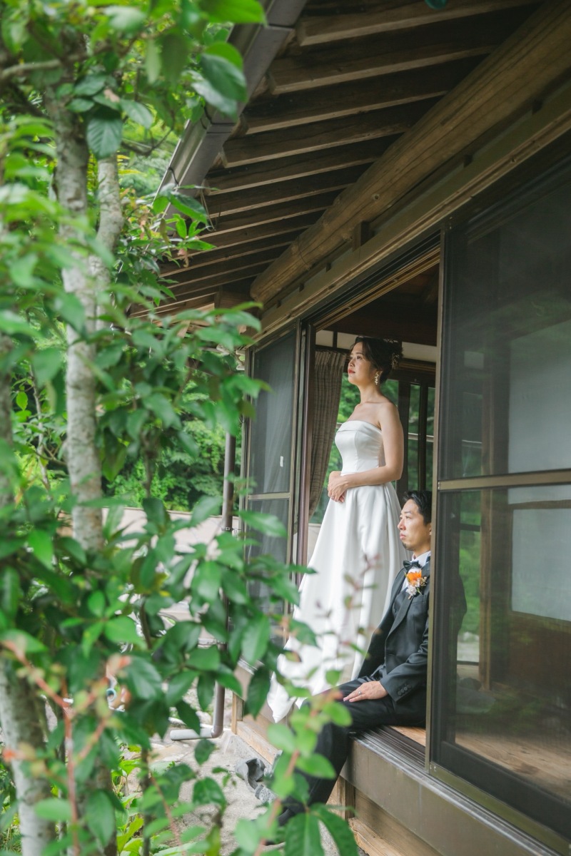 洋装で縁側ショット