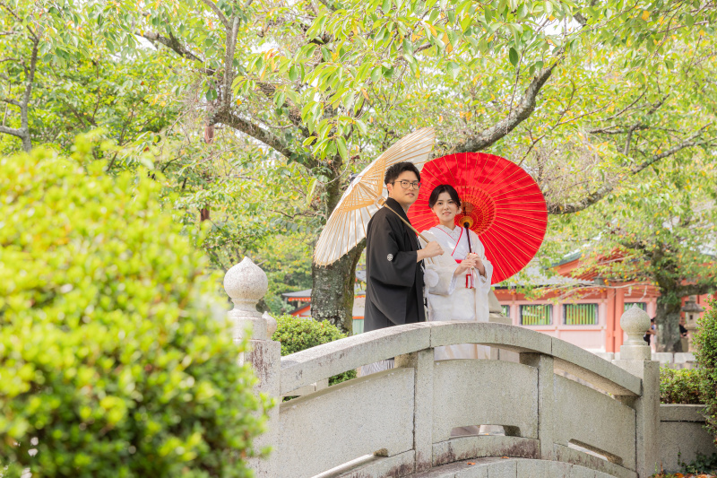 白無垢と和傘で