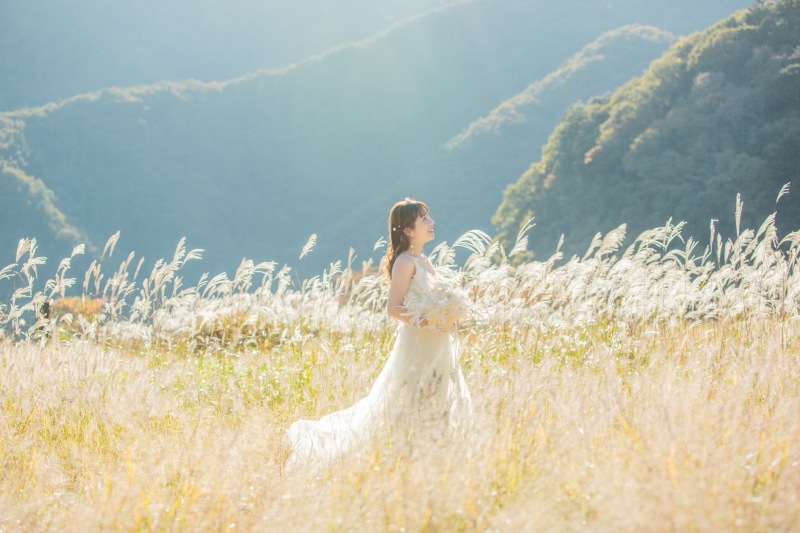 ススキと湖畔で