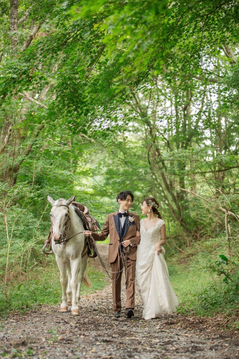 お馬さんをつれて森をお散歩