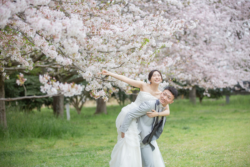 桜のロケーションでおんぶショット