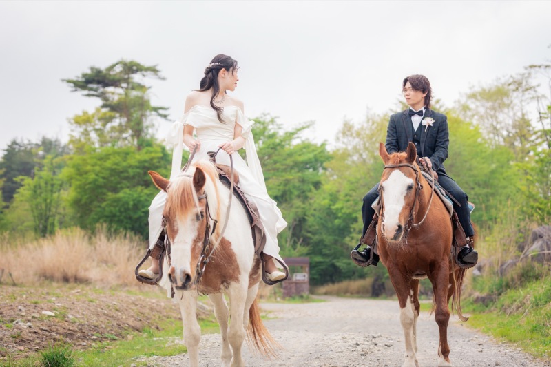 洋装での乗馬ウェディングフォト