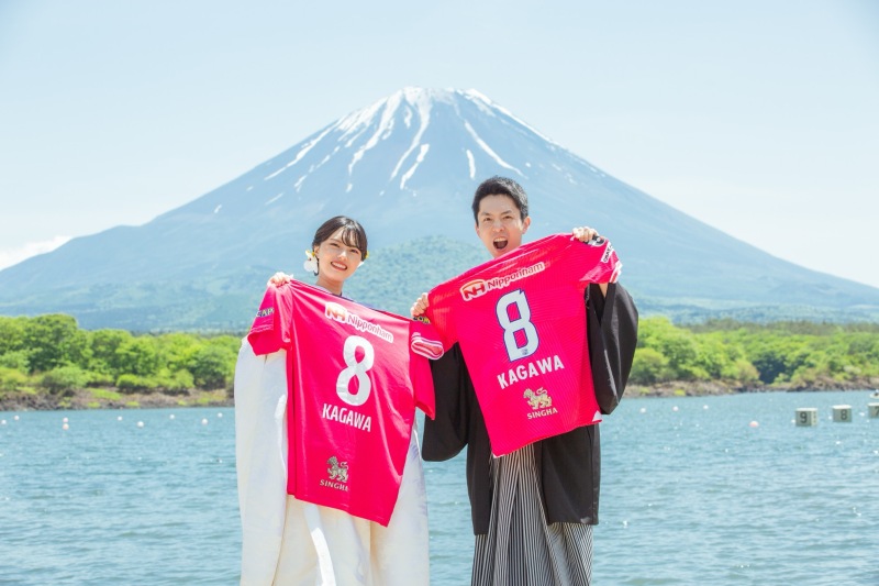 富士山をバックに