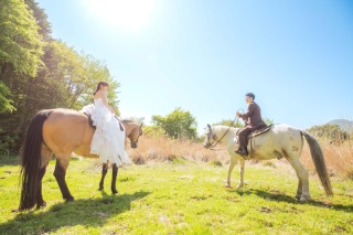 新緑の森で乗馬ロケーションフォト