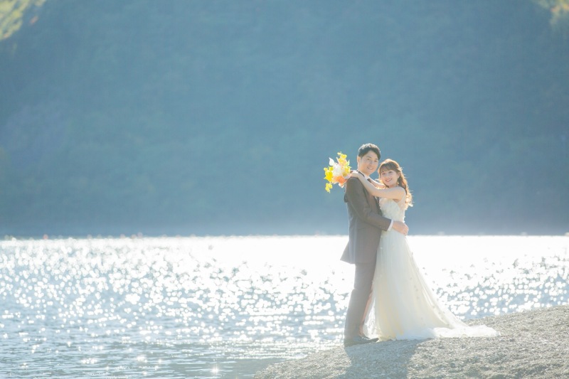 キラキラ眩しい湖畔で