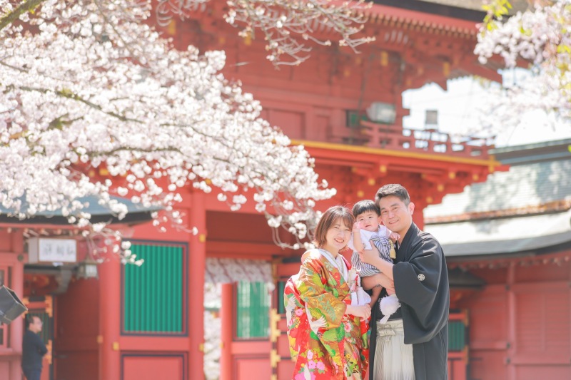 桜満開の神社で、赤ちゃんも一緒に和装フォト