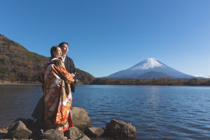 澄み切った湖畔と富士山と空