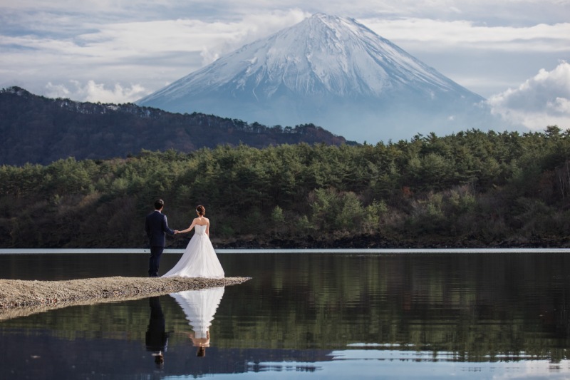 ウェディングドレスとタキシードに着替えて