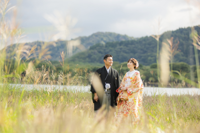 和装2着で神社や湖畔など秋を感じるロケーションフォト