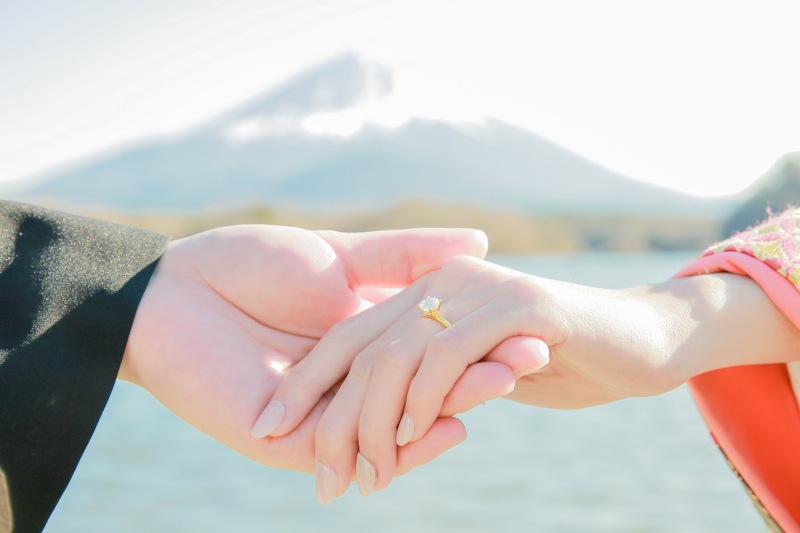 手元の指輪がきらり