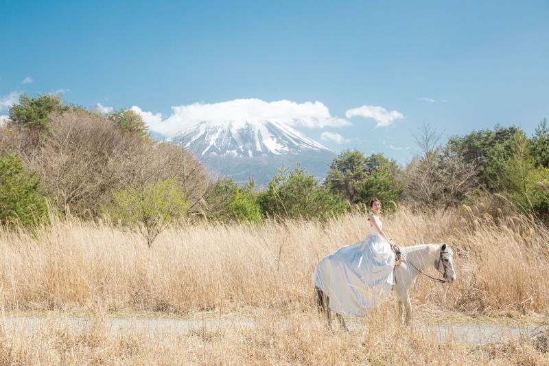 青空と富士山をバックに