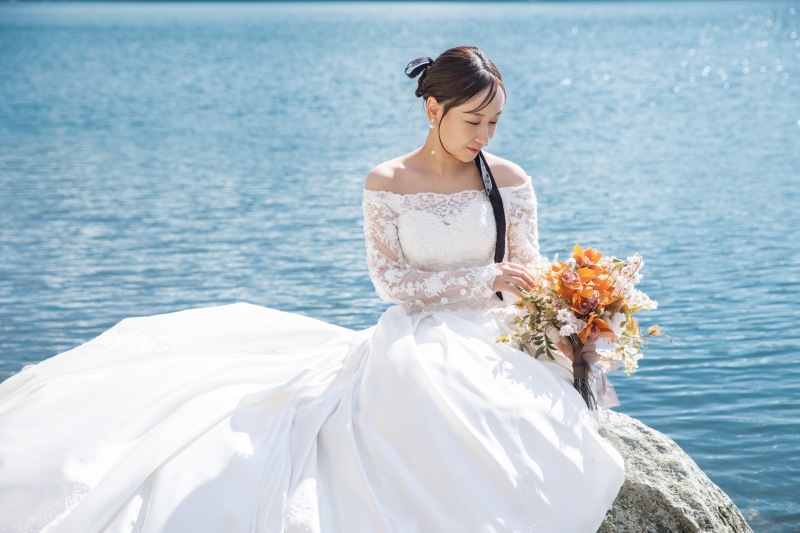 透き通った湖畔のブルーが綺麗