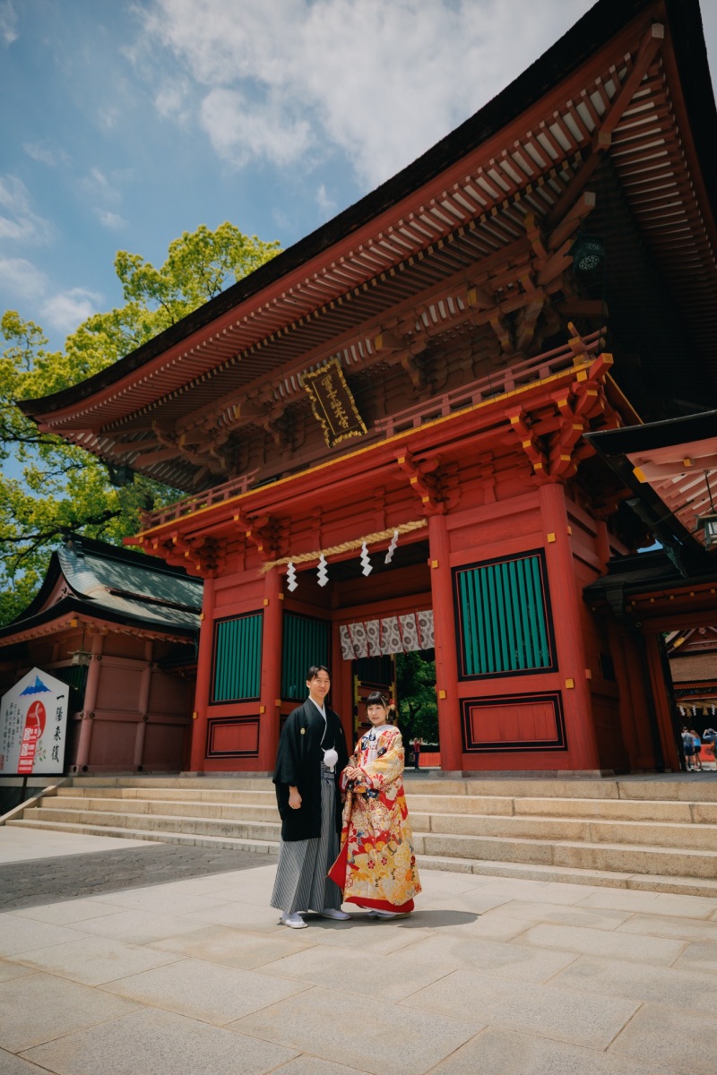 青空と赤の鳥居のコントラスト