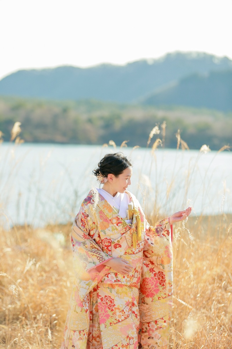 ススキで遊ぶ新婦様