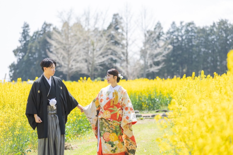 色打掛とお花畑はとっても可愛い組み合わせ