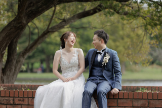 洋装で端に腰掛けて。お二人の素敵な笑顔も逃しません。