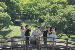 当店では、ご家族様とやご友人様ともお写真を残せるんです！！ぜひ！皆様でお二人のご記念の瞬間を一緒に撮影していきましょう◎