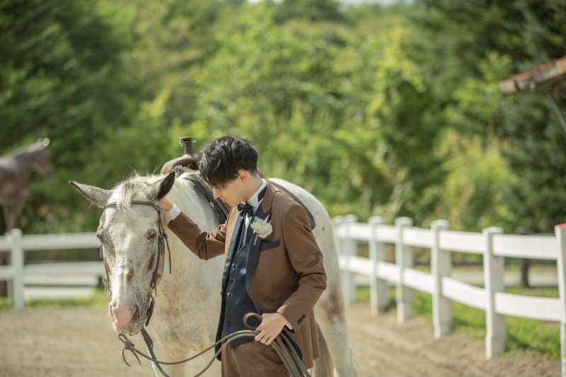 富士山麓での乗馬フォト＋お得なアルバム付き！【洋装：乗馬ロケーション】全データ美肌レタッチ付き（300カット）+ アルバム