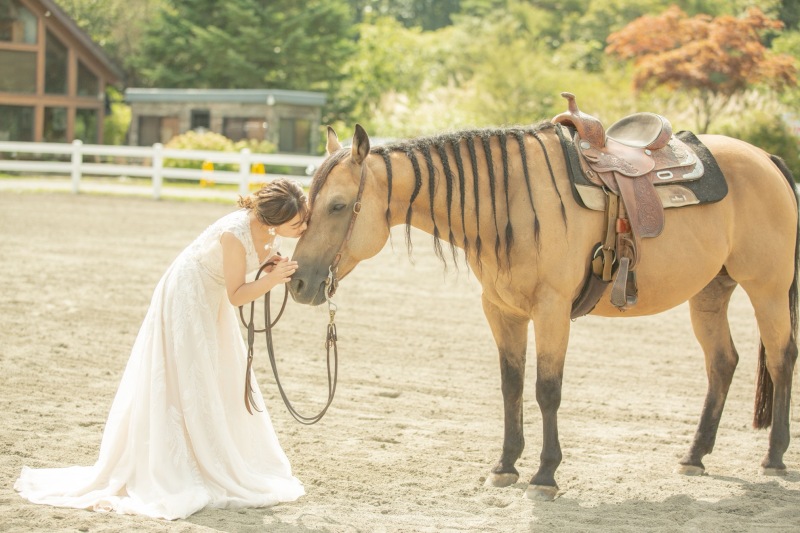 富士山麓での乗馬フォト＋お得なアルバム付き！【洋装：乗馬ロケーション】全データ美肌レタッチ付き（300カット）+ アルバム