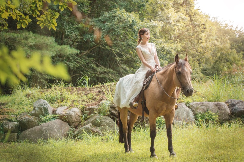 富士山麓での乗馬フォト＋お得なアルバム付き！【洋装：乗馬ロケーション】全データ美肌レタッチ付き（300カット）+ アルバム