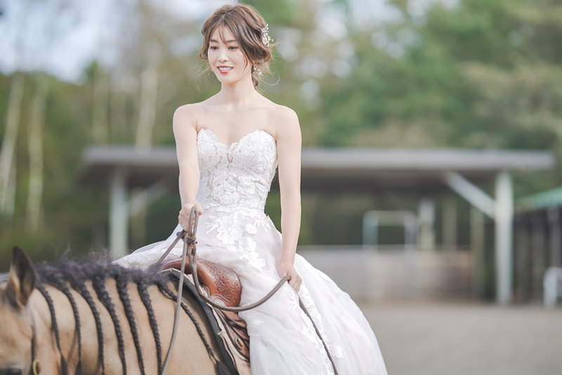 富士山麓での乗馬フォト!【洋装:乗馬ロケーション】全データ美肌レタッチ付き(300カット)+ 台紙1冊
