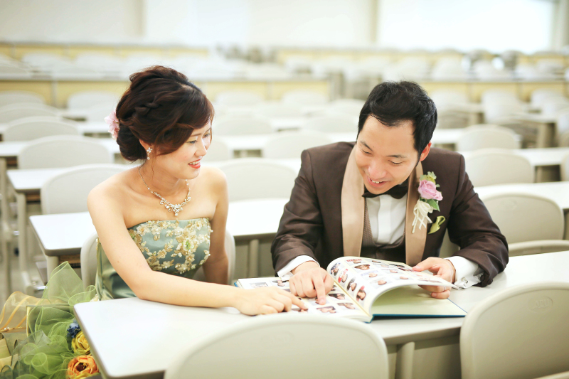 卒業アルバムを見ながら