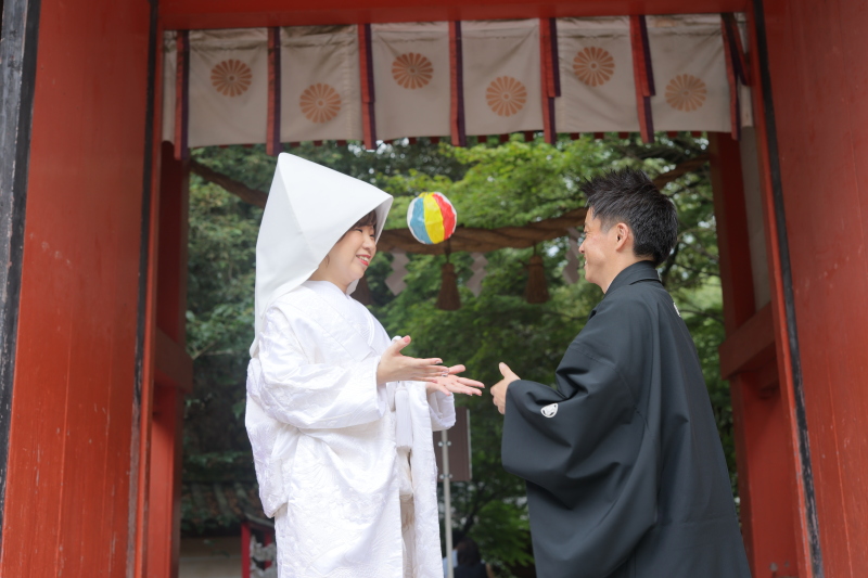 二人で楽しく紙風船で遊んでます♪