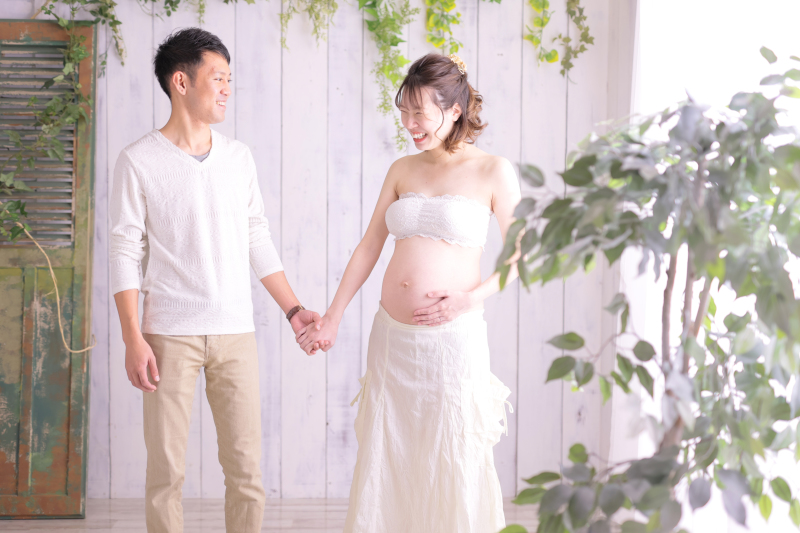 手を取り合って