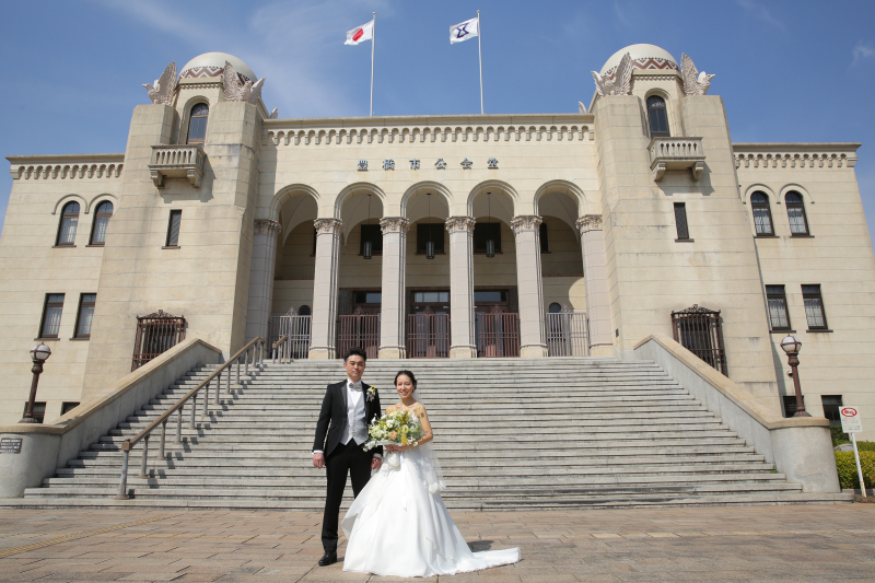 公会堂をバックに