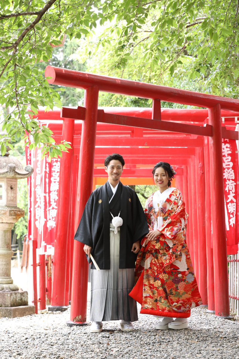 赤い鳥居の前で