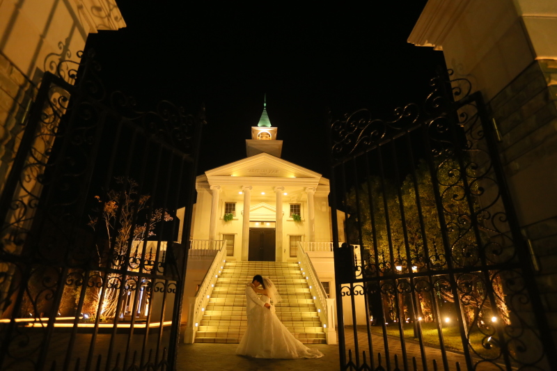 大聖堂をバックに