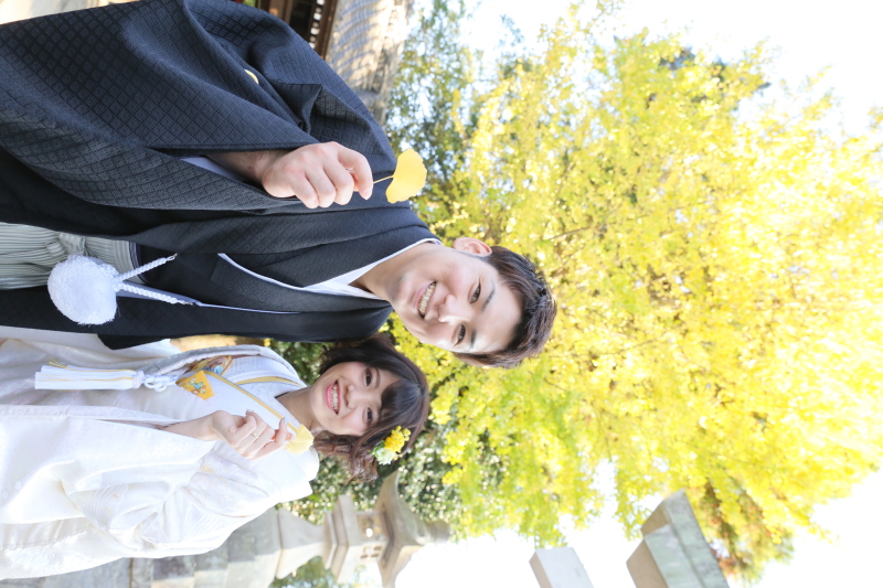 イチョウをバックに