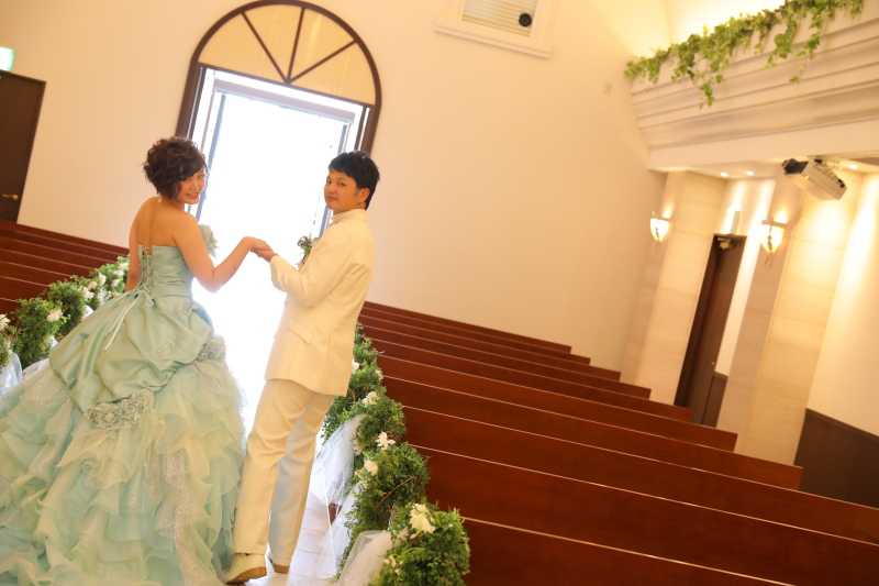 カラードレスでロケーション撮影