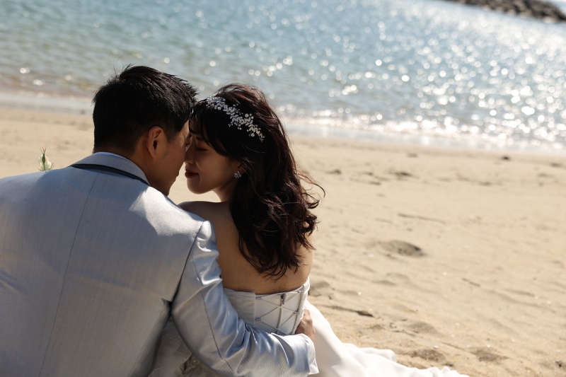 きらめく海をバックに