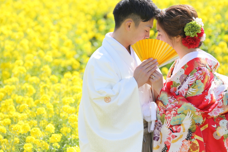 口元を隠して…