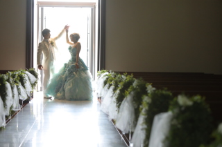 カラードレスで大聖堂ロケーション