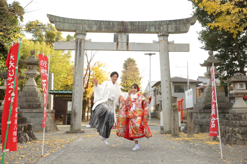 鳥居をバックに