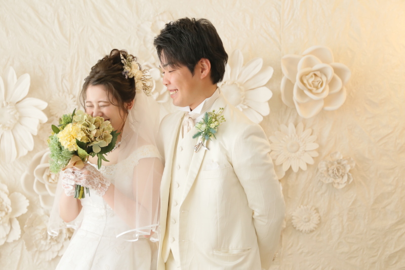 新婦さまを優しく見守る新郎さま