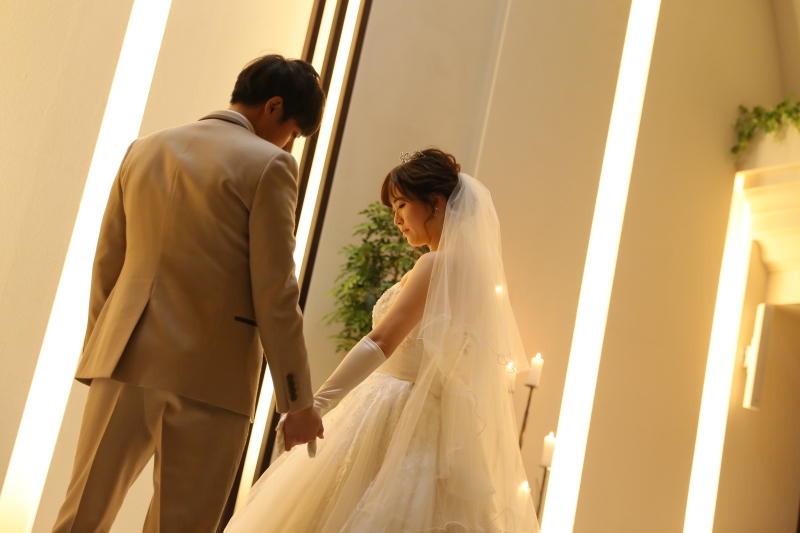 手をとり合って