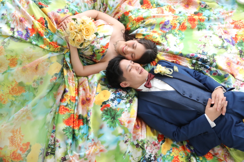 カラードレスを背景に！