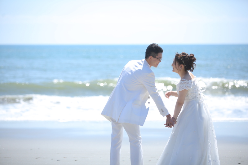 太陽に照らされて輝く波