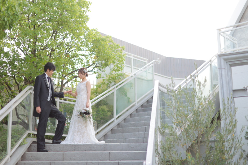 階段をバックに