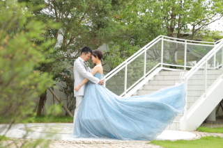 カラードレスでロケーションフォト